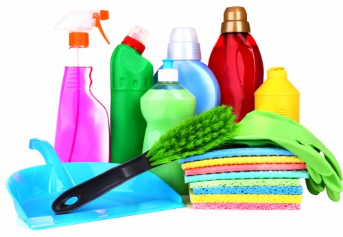 Professional oven cleaning in a Belsizepark home kitchen
